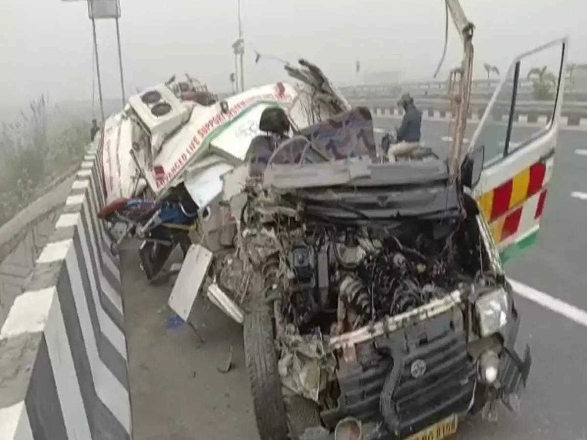 दिल्ली-मेरठ एक्सप्रेस वे पर एम्बुलेंस ट्रक से टकराई, दो की मौत